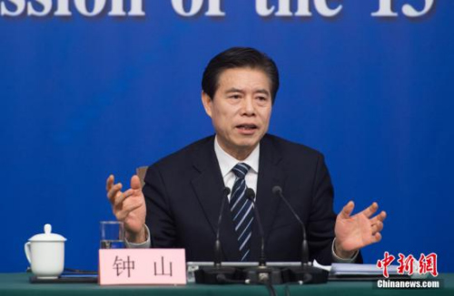十三屆全國(guó)人大一次會(huì)議新聞中心于3月11日在梅地亞中心多功能廳舉行記者會(huì)，邀請(qǐng)商務(wù)部部長(zhǎng)鐘山、副部長(zhǎng)兼國(guó)際貿(mào)易談判副代表王受文、副部長(zhǎng)錢(qián)克明就“推動(dòng)形成全面開(kāi)放新格局 推動(dòng)商務(wù)事業(yè)高質(zhì)量發(fā)展”相關(guān)問(wèn)題回答記者提問(wèn)。<a target='_blank' >中新社</a>記者 李卿 攝
