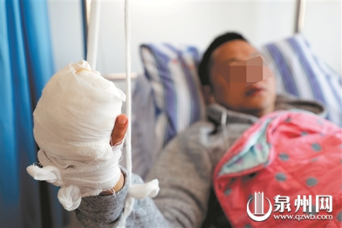 負(fù)傷民警手上扎滿了繃帶 負(fù)傷民警手上扎滿了繃帶