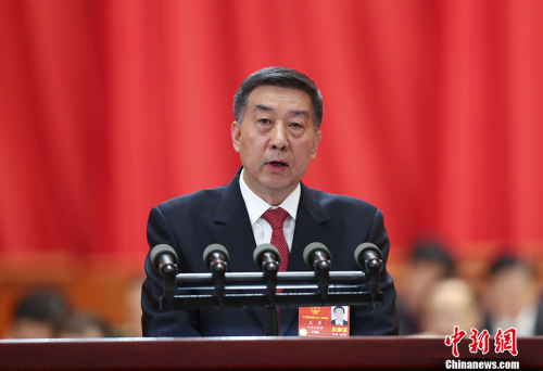 3月13日，十三屆全國(guó)人大一次會(huì)議在北京人民大會(huì)堂舉行第四次全體會(huì)議。受國(guó)務(wù)院委托，國(guó)務(wù)委員王勇向十三屆全國(guó)人大一次會(huì)議作關(guān)于國(guó)務(wù)院機(jī)構(gòu)改革方案的說(shuō)明。 <a target='_blank' >中新社</a>記者 劉震 攝