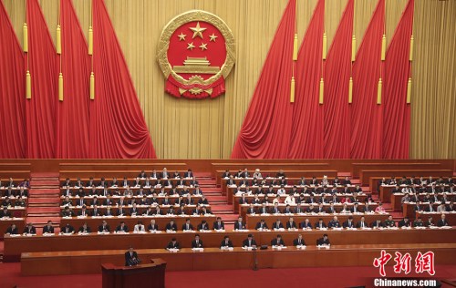 3月13日，十三屆全國(guó)人大一次會(huì)議在北京人民大會(huì)堂舉行第四次全體會(huì)議，聽(tīng)取國(guó)務(wù)委員王勇關(guān)于國(guó)務(wù)院機(jī)構(gòu)改革方案的說(shuō)明。 <a target='_blank' >中新社</a>記者 盛佳鵬 攝