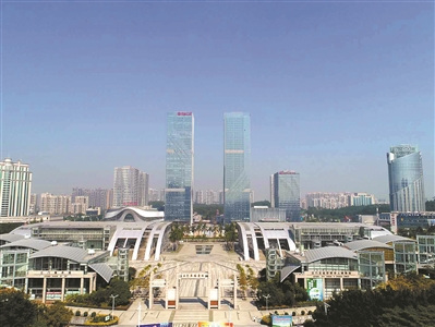 江門市蓬江區(qū)五邑華僑廣場一帶，充滿現(xiàn)代氣息。