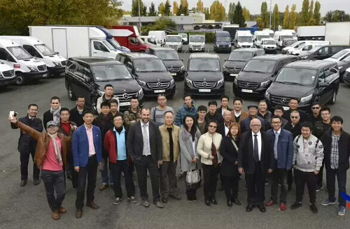 2015年春法國持證司機(兼導(dǎo)游)第一批團購奔馳商務(wù)車。(《歐洲時報》)
