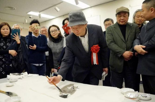 東京海派書畫院院長沈和年現(xiàn)場揮毫創(chuàng)作。