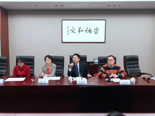 北京華文學(xué)院副院長張德瑞致辭。