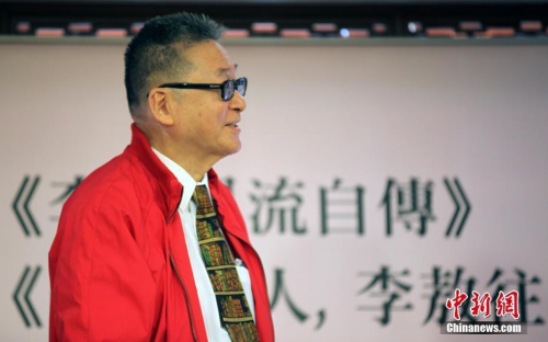 圖為2015年4月23日，即將迎來(lái)80歲生日的作家李敖在臺(tái)北發(fā)表新作《李敖風(fēng)流自傳》、《雖千萬(wàn)人，李敖往矣》兩本新書。<a target='_blank' >中新社</a>記者 劉舒凌 攝