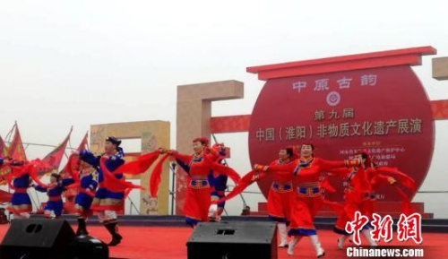 圖為來自內(nèi)蒙古自治區(qū)的蒙古族安代舞?！Ⅸi 攝