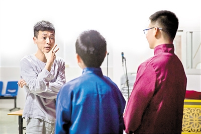  彭嘉志在給徒弟上課。