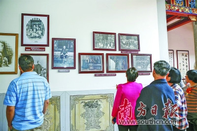 來自海內(nèi)外的賓客參觀張榕軒紀(jì)念館。