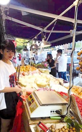 品種豐富的水果攤生意火爆。（美國僑報網(wǎng)）