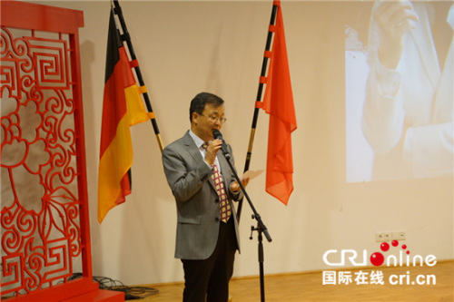 柏林中國(guó)文化中心主任陳建陽(yáng)在音樂(lè)會(huì)上致辭 柏林中國(guó)文化中心主任陳建陽(yáng)在音樂(lè)會(huì)上致辭