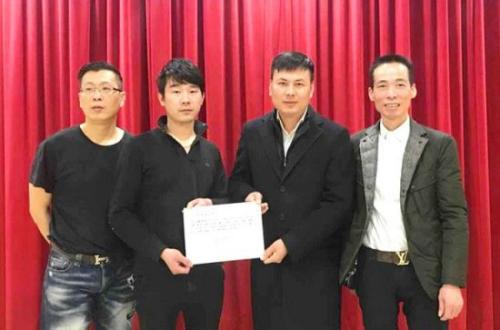 意大利威尼托華僑華人工商聯(lián)合會(huì)秘書長(zhǎng)王士晃(右二)向困難家庭親友轉(zhuǎn)交善款。來源：歐聯(lián)網(wǎng)