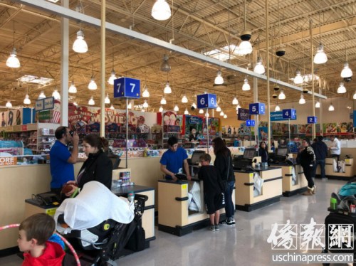 門店里有很多顧客在結(jié)賬。（美國《僑報(bào)》/王旖涵 攝）