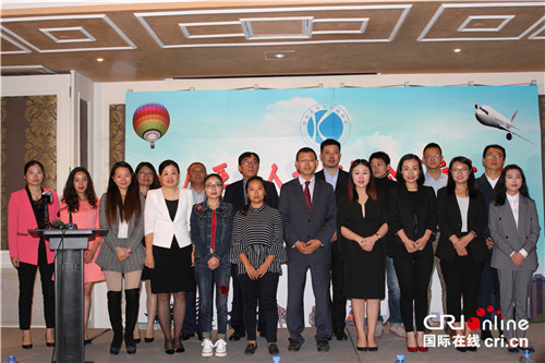 　肯尼亞華人旅游協(xié)會(huì)成員旅行社代表合影。(王新俊 攝)