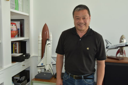 焦立中在休斯敦的家中接受采訪。（美國《僑報》/陳琳 攝）