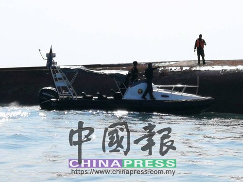 事故現(xiàn)場(chǎng)的救援船只。（馬來(lái)西亞《中國(guó)報(bào)》）