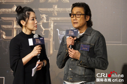《國家寶藏》國寶守護(hù)人香港著名演員梁家輝(右)攝影:李納新 《國家寶藏》國寶守護(hù)人香港著名演員梁家輝(右)攝影:李納新