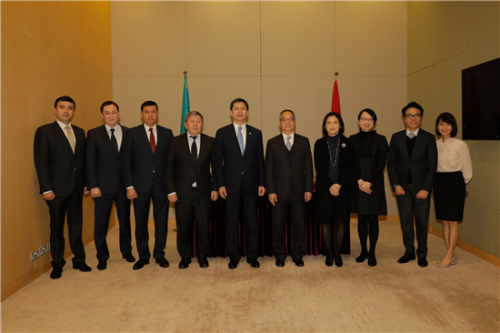 香港特區(qū)政府民政事務(wù)局局長(zhǎng)劉江華(右五)與哈薩克斯坦文化體育部官員瓦里耶夫等人21日出席香港與哈薩克斯坦文化合作諒解備忘錄簽署儀式(香港特區(qū)政府新聞處) 香港特區(qū)政府民政事務(wù)局局長(zhǎng)劉江華(右五)與哈薩克斯坦文化體育部官員瓦里耶夫等人21日出席香港與哈薩克斯坦文化合作諒解備忘錄簽署儀式(香港特區(qū)政府新聞處)