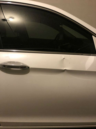 被損壞的車門。（美國《僑報(bào)》/李小姐提供）