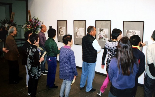 畫展現(xiàn)場(chǎng)。(日本《中文導(dǎo)報(bào)》)