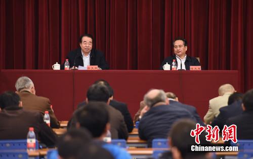 3月23日下午，國(guó)務(wù)院僑辦召開(kāi)全辦干部大會(huì)，辦黨組書記許又聲傳達(dá)習(xí)近平總書記在黨的十九屆三中全會(huì)第二次全體會(huì)議上的重要講話精神和《深化黨和國(guó)家機(jī)構(gòu)改革方案》，對(duì)國(guó)僑辦機(jī)構(gòu)改革進(jìn)行動(dòng)員部署。辦黨組成員、副主任譚天星，全體機(jī)關(guān)干部和在京直屬單位領(lǐng)導(dǎo)班子成員參加會(huì)議。 侯宇 攝