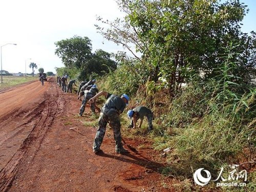 中國維和官兵進(jìn)行道路施工作業(yè) (中國赴南蘇丹瓦烏維和工兵部隊(duì)供圖) 中國維和官兵進(jìn)行道路施工作業(yè) (中國赴南蘇丹瓦烏維和工兵部隊(duì)供圖)
