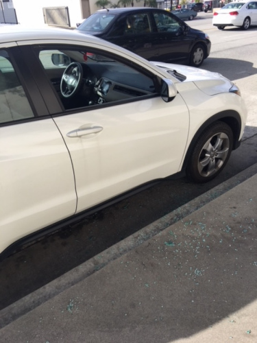 X女士的汽車大白天當(dāng)街被砸破車窗，搶走放在乘客座位上的包包。當(dāng)時車主坐在車內(nèi)，引擎一直開著。(美國《世界日報》/X女士提供)