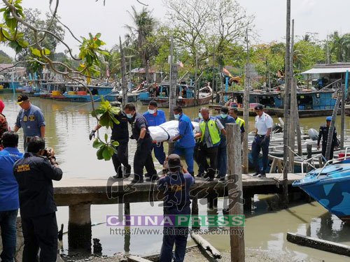  救援人員將打撈到的遇難人員遺體抬上岸。 (馬來(lái)西亞中國(guó)報(bào) 蔡緯楊 攝)