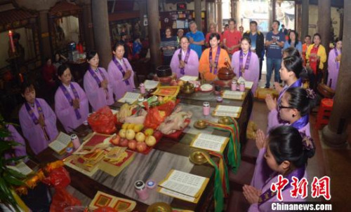 誦經(jīng)祈福。高亞成 攝