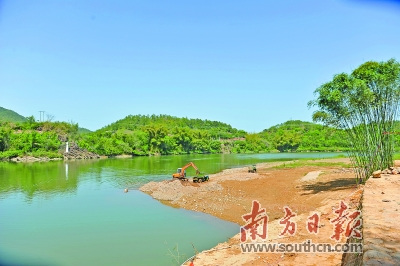 在松口鎮(zhèn)大黃村古驛道施工現(xiàn)場(chǎng)，工人們正在操作挖掘機(jī)清理堆積的淤泥。何森垚 攝