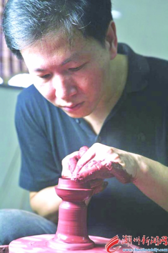 章海元在制作潮州手拉壺。