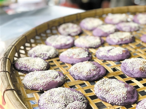 恩平燒餅不斷推陳出新，紫薯麥香燒餅是今年的新品。 梁曉敏 攝