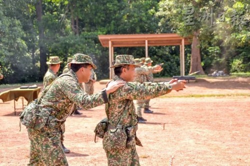 后備軍可以從受訓(xùn)中，領(lǐng)會(huì)槍械射擊的技能。(馬來(lái)西亞《星洲日?qǐng)?bào)》圖片)