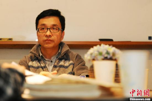 2014年初，從事民間對日索賠20余年、被稱為“中國民間對日索賠第一人”的童增向媒體公開自己珍藏多年的萬封信件，“用鐵證揭露安倍的丑陋”。據(jù)悉，這些信件來自日本侵華戰(zhàn)爭受害者，信中控訴戰(zhàn)爭給他們帶來的苦難，要求侵略者道歉。圖為童增接受<a target='_blank'  >中新網(wǎng)</a>記者采訪。<a target='_blank'  >中新網(wǎng)</a>記者 張龍?jiān)?攝 鍏抽