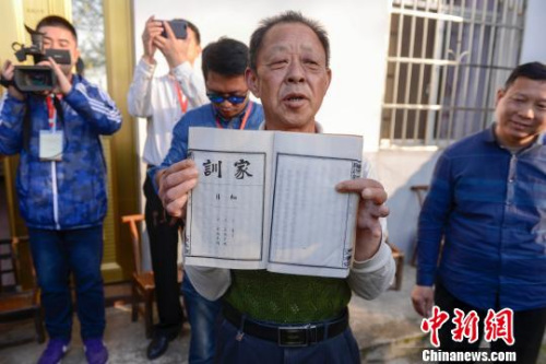 金橋村村民羅仲璜向海外華文媒體一行展示羅氏家訓(xùn)?！钊A峰 攝
