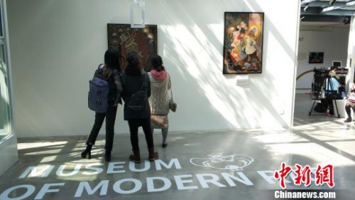 圖為市民參觀畫展。杜瀟瀟 攝