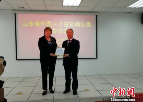 來自白俄羅斯的外國專家卡米莉婭·艾米莉婭，拿到了《外國高端人才確認函》?！O婷婷 攝