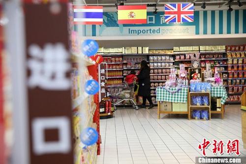 山西太原，民眾在超市選購(gòu)進(jìn)口商品。 <a target='_blank' >中新社</a>記者 張?jiān)?攝