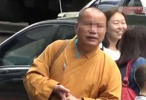 一些剃著光頭、穿著黃袍的中國(guó)男子假扮僧人，在珀斯街上“化緣”，欺騙那些無(wú)知的居民。(來(lái)源：澳洲新聞網(wǎng))