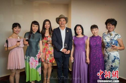 悉尼華星各分團(tuán)長(zhǎng)、部門總監(jiān)和專家委員合影?！》?攝
