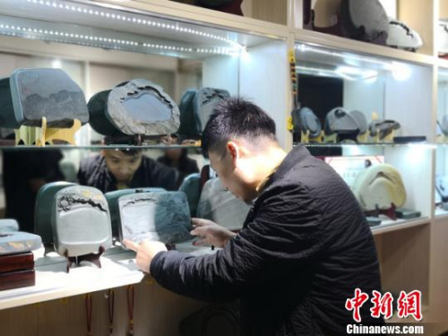 圖為黃炳強(qiáng)在蘭州繁華路段的古玩城內(nèi)，開(kāi)設(shè)了自己的洮硯店鋪?！钅?攝