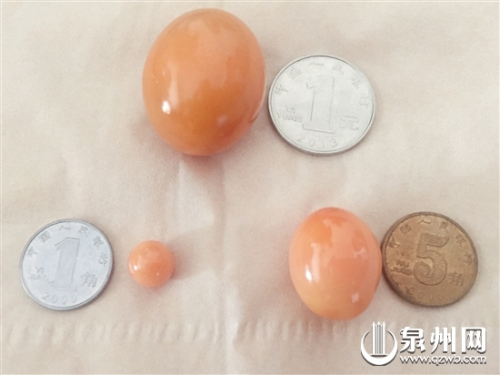 3顆美樂(lè)珠，其中大的一顆直徑超過(guò)1元硬幣，重約30克