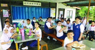 各族學生在同一屋檐下共進早餐，關系融洽。(馬來西亞《光華日報》)