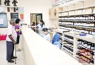藥物需求提高使霹靂中華醫(yī)院每年開支增加。(馬來西亞《光華日報》)