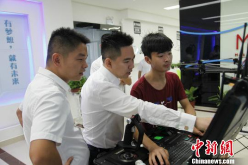 　長沙黃金創(chuàng)業(yè)園總經(jīng)理沈科(中)走訪園區(qū)企業(yè)。 黃金創(chuàng)業(yè)園供圖