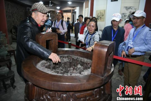 圖為海外華文媒體高層參觀重慶三耳火鍋博物館?！￡惓z