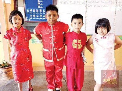 公益各族學(xué)生穿上華裔傳統(tǒng)服裝，一起慶祝華人農(nóng)歷新年。（馬來西亞《光華日報》）