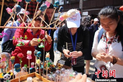 圖為海外華文媒體老總走進(jìn)重慶走馬古鎮(zhèn)，學(xué)捏面人體驗民間藝術(shù)。　高呂艷杏 攝