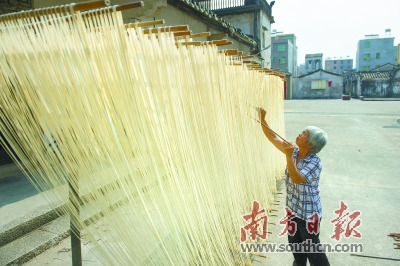 曬面：面線拉好后，拿到室外有陽光處曬干。