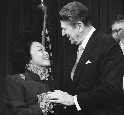 　1984年，陳香梅與時任美國總統(tǒng)里根在白宮會面。