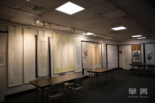 畫廊內(nèi)部展出的書法作品。